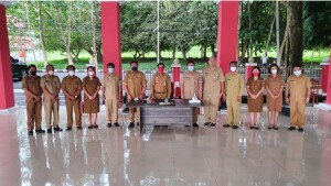 Bupati Joune Ganda didampingi Wakil Bupati Kevin Wiliam Lotulung tampak bersama perangkat daerah usai mengikuti zoom meeting di Pendopo, Kantor Bupati Minut.