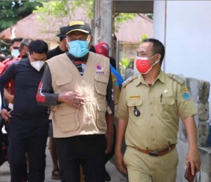 Kumtua Drs. Moses Corneles saat menerima kunjungan Gubernur Sulut dan Bupati Minut Joune Ganda saat meninjau Vaksinasi di Pulau Gangga belum lama ini.