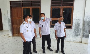 Kumtua Wori Rommy Maramis saat memberikan penjelasan kepada Bupati Joune Ganda.