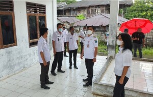 Bupati Joune Ganda saat meninjau Dermaga di desa Wori.