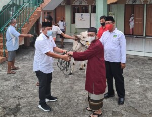 Hewan Kurban yang diserahkan oleh Ketua Dewan diterima oleh imam masjid didampingi Ketua MUI.