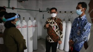 Bupati meninjau tempat memproduksi oksigen di RSUD.