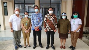 Bupati Joune Ganda saat berkunjung di RSUD Maria Walanda Maramis, Senin (19/07/21).