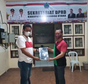 Sekwan Jossi Kawengian saat menerima Ranperda RPJMD Minut dari Kaban Bapelitbang Arnoldus Wolajan.