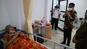 Bupati Joune Ganda saat mengunjungi pasien yang dirawat di RSUD Maria Walanda Maramis beberapa waktu lalu.