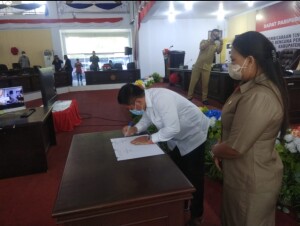 Ketua DPRD Minut Denny Lolong didampingi Olivia Mantairi saat menandatangani naskah keputusan DPRD terkait pembentukan Pansus RPJMD yang disaksikan oleh