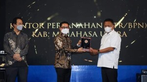 Penyerahan penghargaan oleh Gubernur Olly Dondokambey
