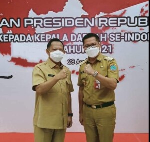 Bupati Joune Ganda bersama Mendagri Tito Karnavian.