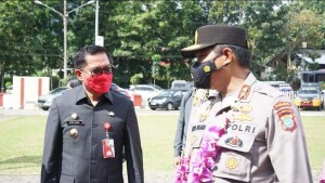 Bupati Joune Ganda berdiskusi dengan Kapolda Sulut Irjenpol. Nana Sudjana.