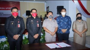 Didampingi Wabup Kevin Lotulung, Bupati Joune Ganda menghadiri rapat paripurna DPRD.