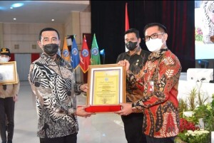 Bupati Joune Ganda menerima penghargaan dari IPDN saat menjadi tamu kehormatan Praja IPDN bersama menantu Presiden RI.