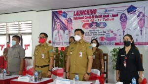 Bupati Joune Ganda didampingi Wabup Kevin dan Ketua DPRD Denny Lolong bersama Kadis Pendidikan pada acara launching Vaksinasi Usia 12-17 tahun beberapa waktu lalu