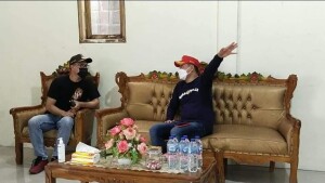 Bupati JG tampak berbincang dengan hukum tua Frangky Roli Rorong.