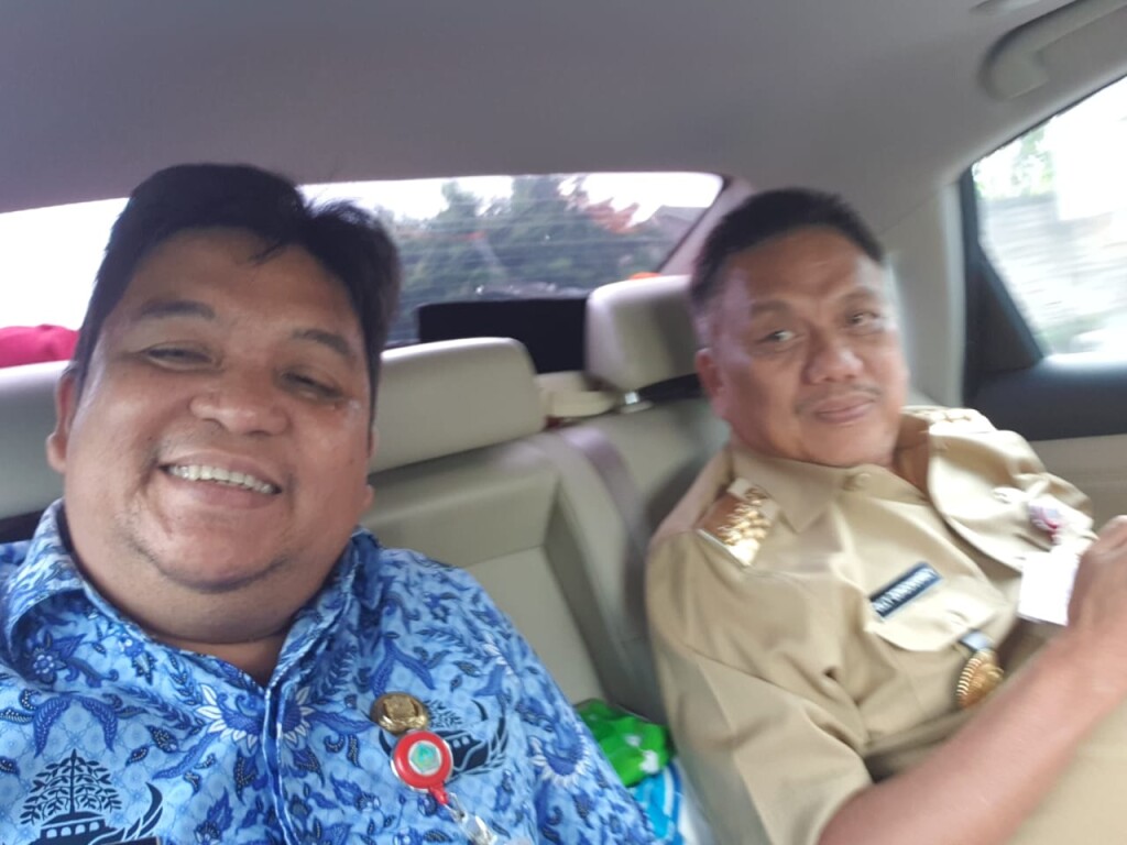 Kaban Kesbangpol Sulut, Evans Steven Liow saat bersama Gubernur Olly Dondokambey SE pada suatu kesempatan sebelum Pandemi COVID-19.