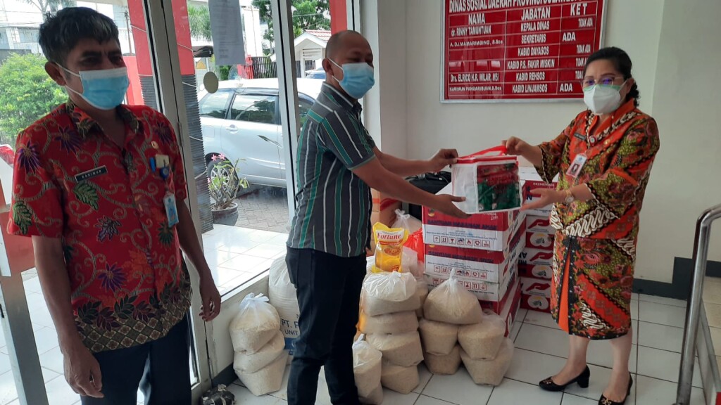 Kadis Sosial Daerah Provinsi Sulut, dr Rinny Tamuntuan menyerahkan secara simbolis bantuan Natura bagi JIPS, Kamis (05/08/2021).