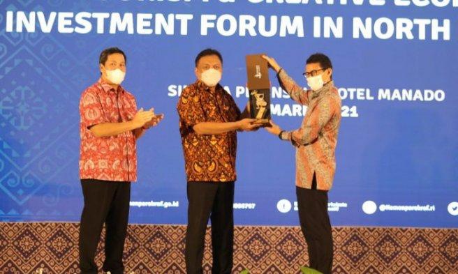 Menparekraf RI Sandiaga Uno memberikan penghargaan pada Gubernur Olly Dondokambey SE dan Wakil Gubernur Drs Steven OE Kandouw atas kerja keras membangun Pariwisata di Sulut, 06 Maret 2021.