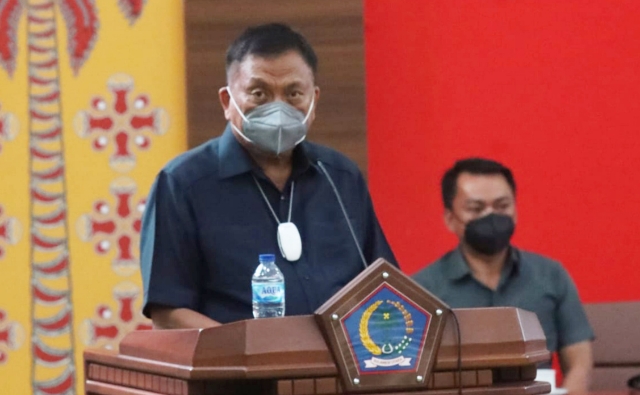 Gubernur Olly Dondokambey SE memberikan penjelasan terkait Perubahan Kebijakan atas APBD 2021 di Rapat paripurna DPRD Sulut, Kamis (19/08/2021)