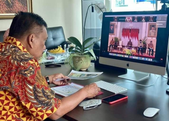 Gubernur Olly Dondokambey SE saat mengikuti secara virtual Rakornas Pengendalian Inflasi yang dibuka Presiden Joko Widodo, Rabu (25/08/2021).