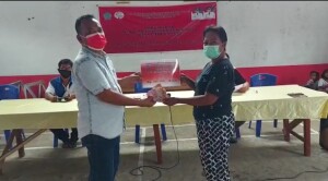 Penyerahan Bantuan Langsung Tunai oleh Hukum Tua Drs. Moses Corneles kepada KPM.