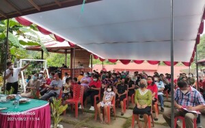 Antusias masyarakat hadir dalam reses yang digelar oleh Ketua DPRD Minut Denny Kamlon Lolong di Desa Kuwil.