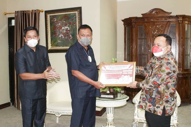 Gubernur Olly Dondokambey SE didampingi Wagub Drs Steven OE Kandouw, menerima penghargaan dari BPS Sulut di VIP DPRD Sulut, Kamis (19/07/2021)