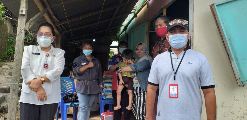 Kadinsos Sulut dr Rinny Tamuntuan dan Tim Relawan Jokowi GSPI DPD Sulut. Foto: Istimewa