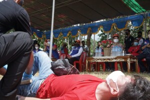 Foto: Bupati Joune Ganda menyaksikan Simulasi Pertolongan Terhadap Korban Bencana