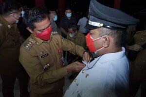 Foto: Bupati Minut, Joune Ganda tampak memasang tanda penghargaan kepada camat yang dilantik.