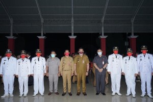 Foto: Bupati Minut,Joune Ganda didampingi Wakil Bupati, Kevin Lotulung, Sekda Jemmy Kuhu dan Ketua DPRD Minut Denny Lolong, Berfoto Bersama Enam Camat yang Baru Dilantik