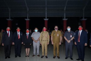 Foto: Bupati Minut, Joune Ganda didampingi Wakil Bupati, Kevin Lotulung, Sekda Jemmy Kuhu dan Ketua DPRD Minut Denny Lolong, Berfoto Bersama Pejabat Eselon II yang Baru Dilantik.