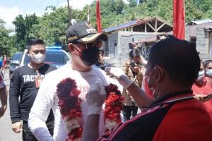 Kedatangan Bupati Joune Ganda disambut hangat warga.