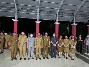 Foto: Bupati Minut,Joune Ganda didampingi Wakil Bupati, Kevin Lotulung, Sekda Jemmy Kuhu dan Ketua DPRD Minut Denny Lolong, Berfoto Bersama sejumlah pejabat struktural dan fungsional.