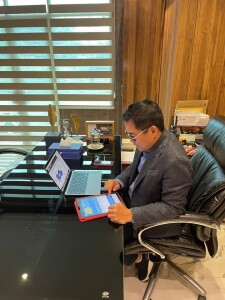 Bupati Joune Ganda tampak dengan seksama mengikuti rapat tersebut.