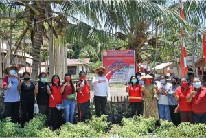 Bupati Joune Ganda bersama kelompok tani wanita milenial di Bahoi.