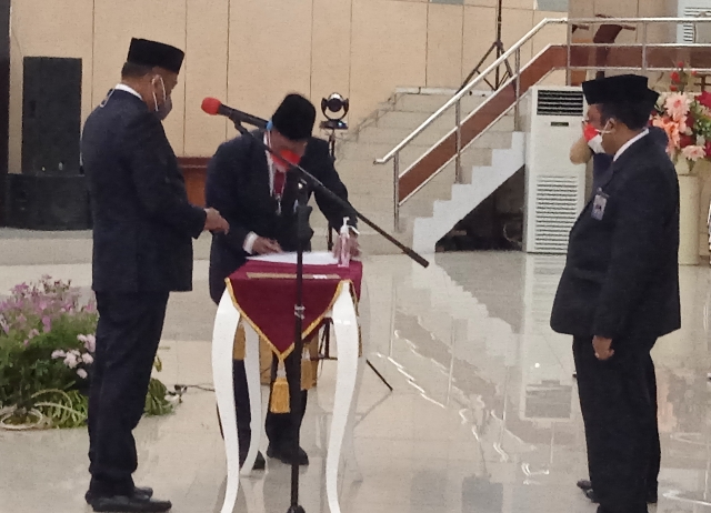 Gubernur Olly Dondokambey SE mengukuhkan Beligan Sembiring sebagai Kepala BPKP Perwakilan Sulut, Senin (06/09/2021).