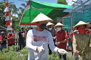 Tampak menikmati. Hasil panen masyarakat yang turut dirasakan oleh Bupati Joune Ganda.