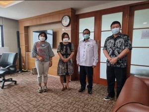 Direktur Sandra Rotty bersama Sekda Jimmy Kuhu