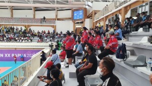 Pengurus PBVSI Sulut saat menyaksikan langsung pertandingan di GOR