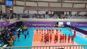 Pertandingan perdana tim voli putra Sulut saat bertanding melawan tim tuan rumah Papua.