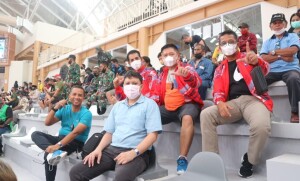 Sekum dan Wakil ketua serta pengurus dan official PBVSI Sulut saat menonton.