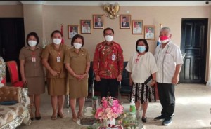 Direktur RSUD Maria Walanda Maramis dr Sandra Rotty saat melaporkan kepada Bupati Joune Ganda, didampingi Ketua Komite Medik, Ketua SPI, Kabid Penunjang non Medik dan Kasubag Perencanaan Roosye Katuuk.