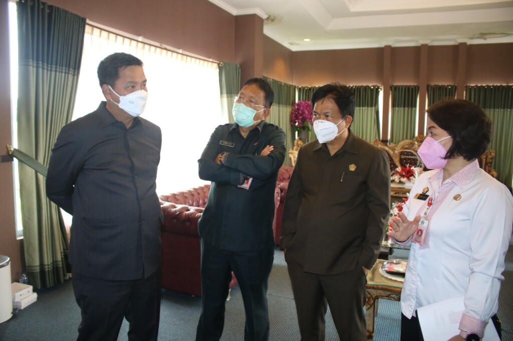 Wakil Gubernur Drs Steven OE Kandouw saat berkunjung melihat langsung pelaksanaan tes SKD CPNS Pemprov Sulut, Rabu (15/09/2021).