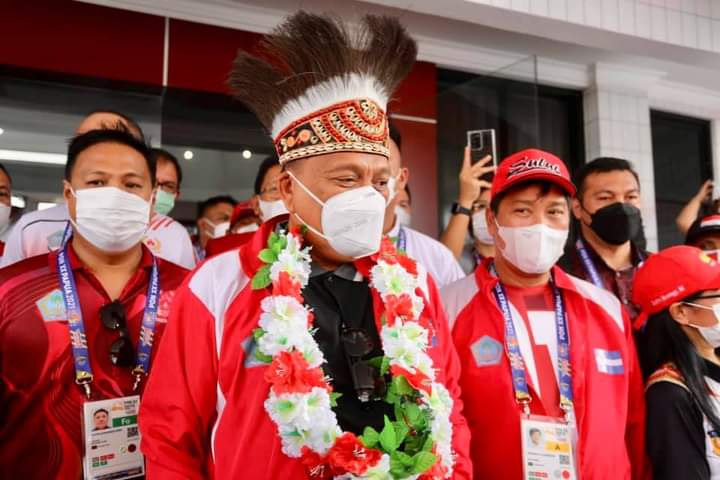 Gubernur Sulut Olly Dondokambey SE disambut Ketua Umum KONI Sulut, Drs Steven OE Kandouw saat tiba di Jayapura.