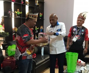 Ketua Forjubir Joel Polutu saat menerima cindera mata dari Walikota Jayapura.