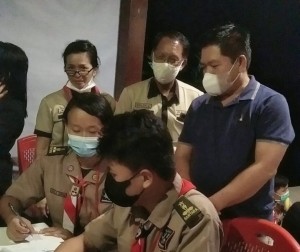 Kakak Denny Kamlon Lolong tampak menyaksikan langsung adik-adik Pramuka saling berkomunikasi di Jambore Internasional.