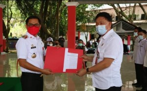 Sekda Ir. Jimmy Kuhu saat menerima penugasan dari Bupati Joune Ganda memberikan Surat Penugasan kepada