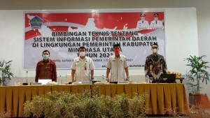 Sekda Jimmy Kuhu didampingi Kaban Keuangan Petrus Macarau dan Pemateri dari Kemendagri.