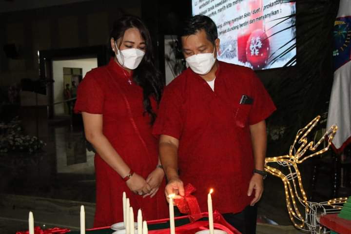 Wakil Gubernur Drs Steven OE Kandouw bersama Istri, dr Kartika Devi Kandouw Tanos MARS saat memasang Lilin Natal