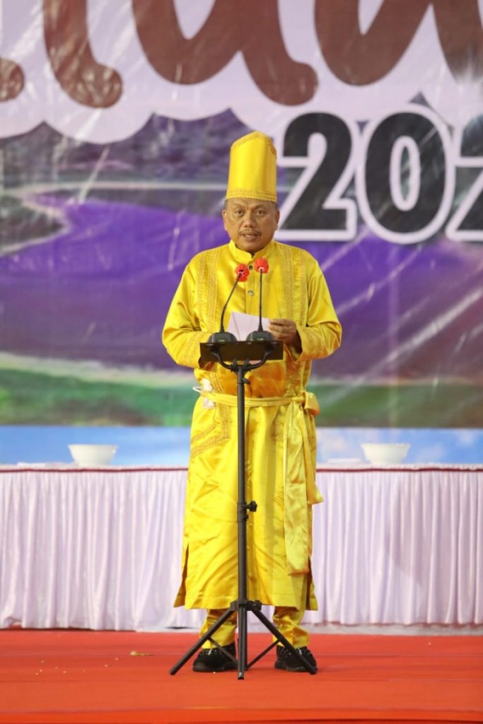 Gubernur Olly Dondokambey SE dengan pakaian Adat Nusa Utara