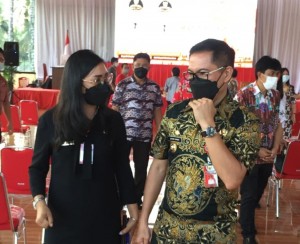 Kadis Pendidikan Olfy Kalengkongan, M.M.Pd bersama Bupati Joune Ganda, SE.
